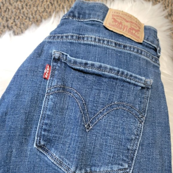 EUC Classic, perfect fit jeans With a little stretch. Made by Levi's. Size 8 - Picture 4 of 15